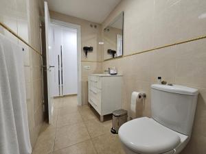 Un baño blanco con inodoro y lavabo. en Casa Cristina - Playa San Juan, en Playa de San Juan 15 fotos más