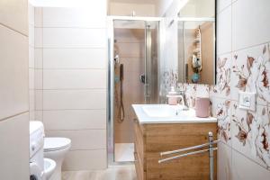 une salle de bain avec toilettes, lavabo et douche dans l'établissement M407 - Marcelli, trilocale direttamente sul mare, à Marcelli 25 autres photos
