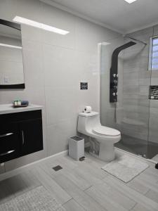 Koupelna v ubytování Los Roires Beach Apartments + 28 fotografií