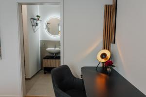 パッサウにあるCityHeart Appartement - Stadt Mitte - Stilvollのバスルーム(テーブル、椅子、シンク付)