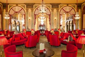 Гостиная зона в Hôtel Barrière Le Royal Deauville