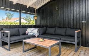 Zona de estar de 2 Bedroom Cozy Home In Sydals 10 fotos más