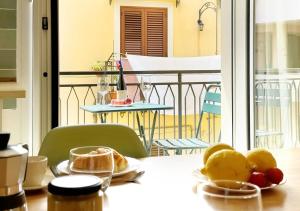 una mesa con platos de comida en la parte superior de un balcón en Solemar Sicilia - Casa Minerva, en Santa Flavia