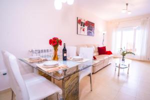 a living room with a table and a couch at Apartamento CyM in Ronda
