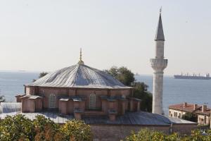 イスタンブールにあるBachos Hotel sultanahmetの海の前にミナレットがあるモスク