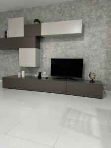 Μια τηλεόραση ή/και κέντρο ψυχαγωγίας στο Peaceful 2 bedroom Apartment