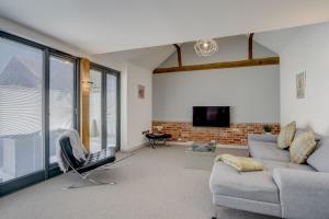 Posezení v ubytování Old Church Barn by Winterton Cottages