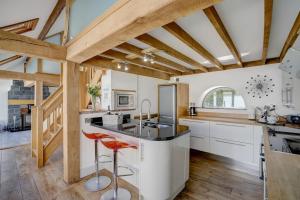 Kuchyň nebo kuchyňský kout v ubytování Old Church Barn by Winterton Cottages