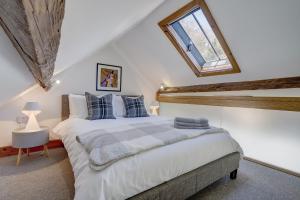 Postel nebo postele na pokoji v ubytování Old Church Barn by Winterton Cottages