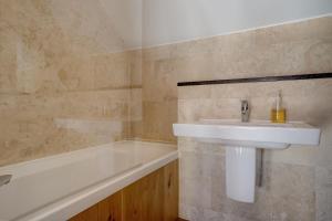 Koupelna v ubytování Old Church Barn by Winterton Cottages + 10 fotografií