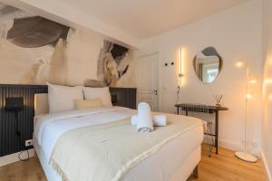 Postel nebo postele na pokoji v ubytování Renovated 3-bedroom flat on the Grand Place + 25 fotografií