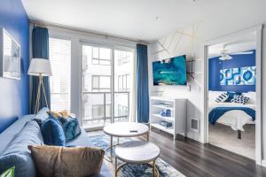 una sala de estar con un sofá y una cama en Paid Garage Parking- King Bed-balcony Wd 55" Tv, en Tacoma