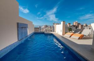 Bazén v ubytovaní Bahía Boutique Apartments alebo v jeho blízkosti