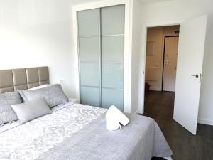 Postel nebo postele na pokoji v ubytování Palmeral Suite