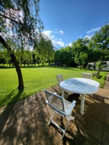 GrandfontaineMaison Chalet的院子里的一张白色桌子和两把椅子