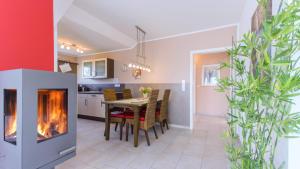 una cucina e una sala da pranzo con camino di Haus Amber Glowe a Glowe