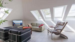 un soggiorno con un divano e una TV di Haus Amber Glowe a Glowe
