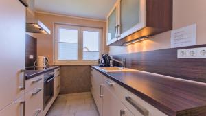 una cucina con un lavello e un piano di lavoro di Haus Amber Glowe a Glowe Altre 3 foto