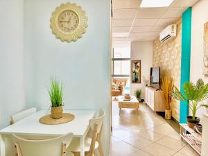 Televízia a/alebo spoločenská miestnosť v ubytovaní Apartamento El Dorado cerca del mar