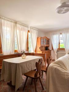 a dining room with a table and two beds at Gio' Garden in Gabicce Mare