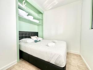 Giường trong phòng chung tại Le Treize Urbain douillet et paisible