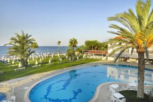 een bovenaanzicht van een zwembad in een resort bij Akti Beach Hotel & Village Resort in Paphos City