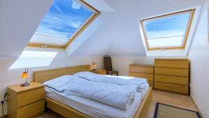 una camera da letto con un letto e due finestre di Haus Amber Glowe a Glowe