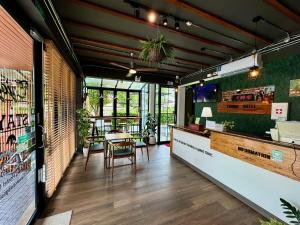 un restaurante con una barra y una mesa en una habitación en Tanwa House, en Chiang Mai