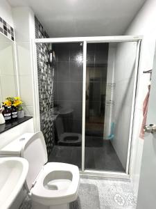 Ένα μπάνιο στο Parima Studio Sukhumvit 64