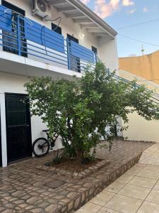 カンポ・グランデにあるHouse Dora AP 2 C AR CONDICIONADOの木の家の前に駐車した自転車
