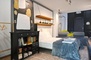 Giường trong phòng chung tại Central two-floor loft with private entrance