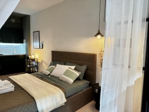 Postel nebo postele na pokoji v ubytování Elegant Apartment with Balcony, Free Parking, & WiFi