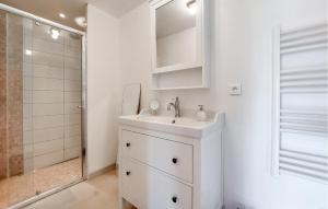 Bilik mandi di 2 Bedroom Amazing Home In Melrand +7 gambar