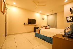 TV a/nebo společenská místnost v ubytování Hotel White Fields Hitec City, Hyderabad