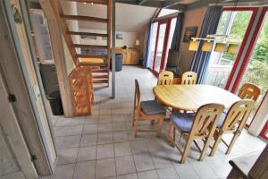 eine Küche und ein Esszimmer mit Tisch und Stühlen in der Unterkunft Wildgans 271 in Mirow + 6 Fotos