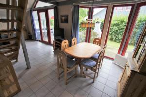 ein Esszimmer mit einem Holztisch und Stühlen in der Unterkunft Wildgans 271 in Mirow