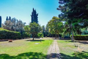 un parco con alberi e un sentiero nell'erba di MrBrown Aurelia Residence with Pool a Roma
