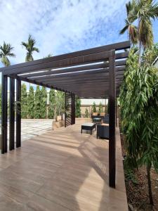 Taman di luar Hotel Grand Vista