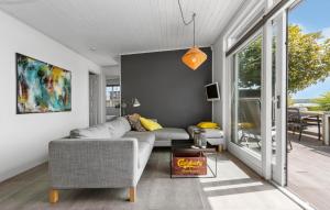 una sala de estar con un sofá y una mesa en Stunning Home In Rønde With Wifi, en Rønde