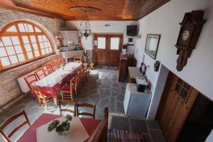 Archontiko Tzoufi في Kapesovo: اطلالة علوية على مطعم به طاولات وكراسي