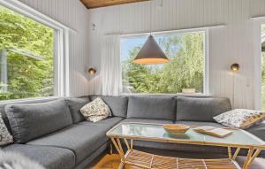 un soggiorno con un divano e un tavolo di 3 Bedroom Nice Home In Liseleje a Liseleje