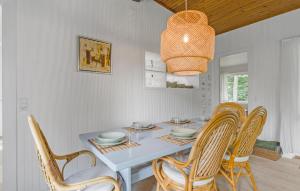 una sala da pranzo con tavolo e sedie blu di 3 Bedroom Nice Home In Liseleje a Liseleje