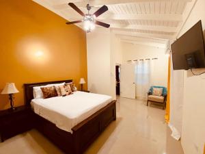 Ένα ή περισσότερα κρεβάτια σε δωμάτιο στο Jhadano 3br Pool & Gym Free Shuttle Washer, Dryer +183 φωτογραφίες