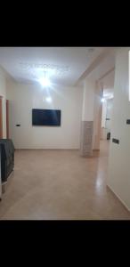 une grande pièce blanche avec une lumière au plafond dans l'établissement Havre de paix, à Taourirt