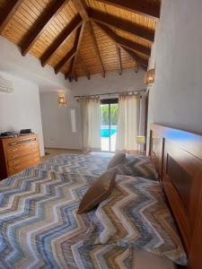 sypialnia z dużym łóżkiem i dużym oknem w obiekcie Villa de Sueños w mieście Lajares +22 zdjęcia