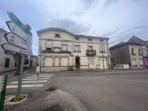 Η γειτονιά γύρω από ή μία γειτονιά κοντά σε αυτό το δωμάτιο σε οικογενειακή κατοικία