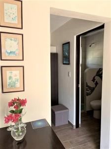 Μια τηλεόραση ή/και κέντρο ψυχαγωγίας στο Cute studio-apartment near the beach