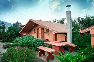 NandigundaSatya Anantham Eco Retreat - Mystic Hotels的一间前面有一张野餐桌的房子