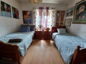 Postel nebo postele na pokoji v ubytování Arthome Småland