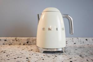 un mixeur blanc assis au-dessus d'un comptoir dans l'établissement Cà Bèla - Certosa SUITES, à Milan